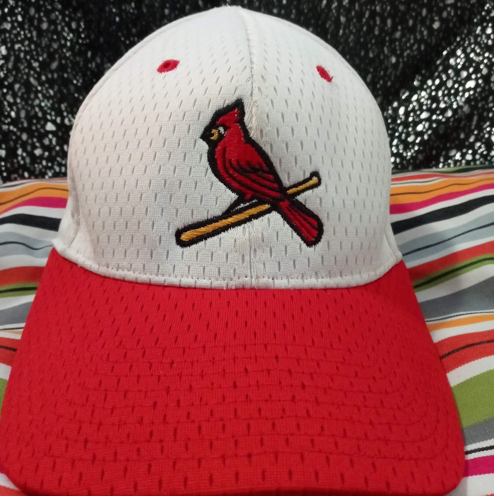 ST LOUIS CARDINALS WHITE AND RED MESH STRAPBACK BA